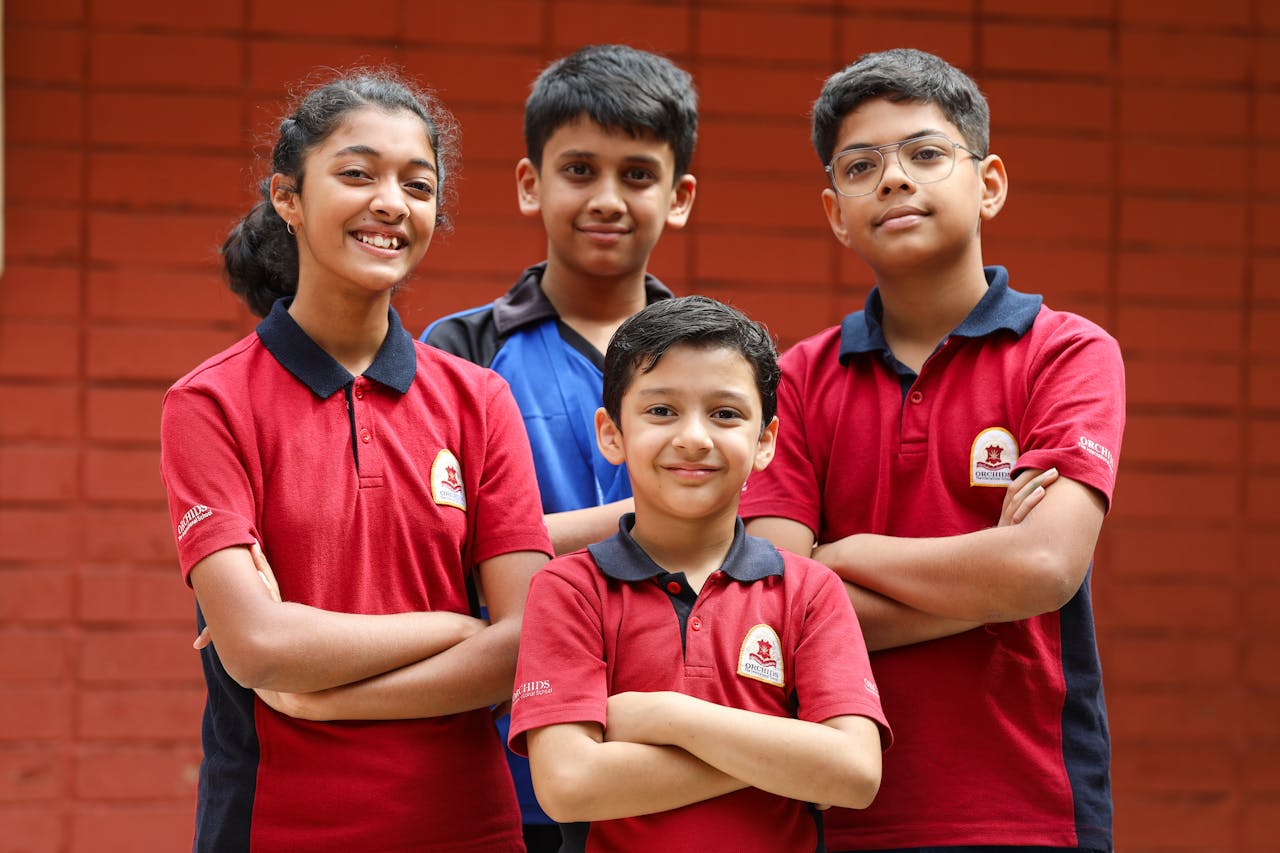 mobile-02 diverse-group-of-confident-schoolchildren-smiling-32545639